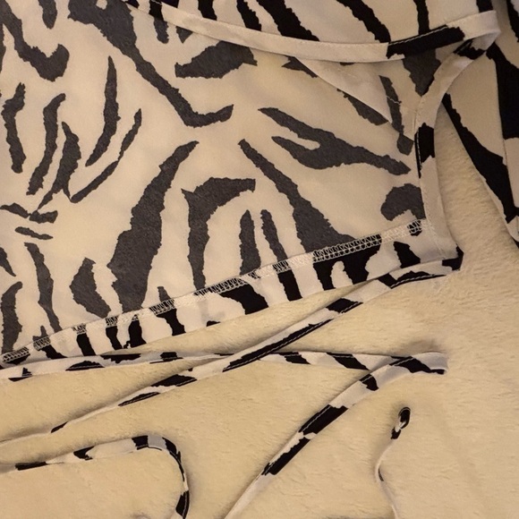 SHEIN ZEBRA PRINT LONG SLEEVE OPEN BACK CROP TOP SZ MEDIUM - Picture 6 of 10